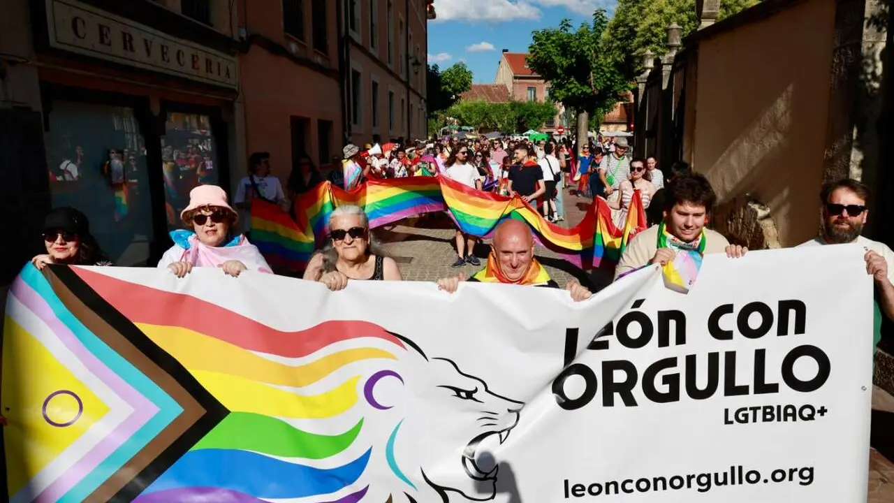 La Asociaci&oacute;n Le&oacute;n con Orgullo lleva a cabo un acto conmemorativo con motivo de la celebraci&oacute;n del D&iacute;a del Orgullo LGTBIAQ+, seguido de una manifestaci&oacute;n. Fotos: Campillo |&nbsp; Isaac Llamazares