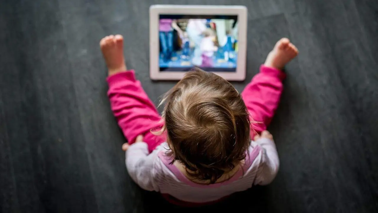 Una ni&ntilde;a delante de una pantalla