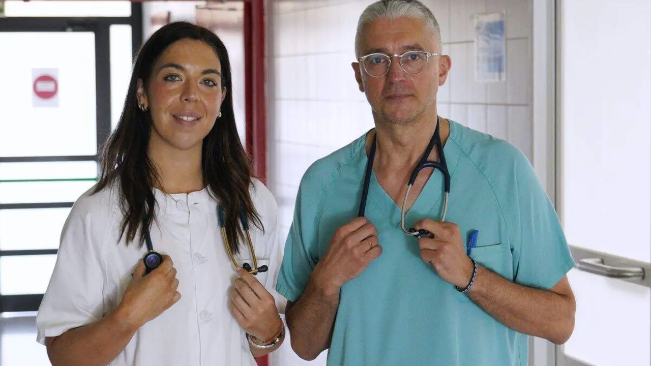Marina V&aacute;zquez, primera M&eacute;dico Interno Residente de Urgencias que se forma en el Bierzo,njunto al jefe de Urgencias del hospital del Bierzo, Jos&eacute; Ram&oacute;n Casal