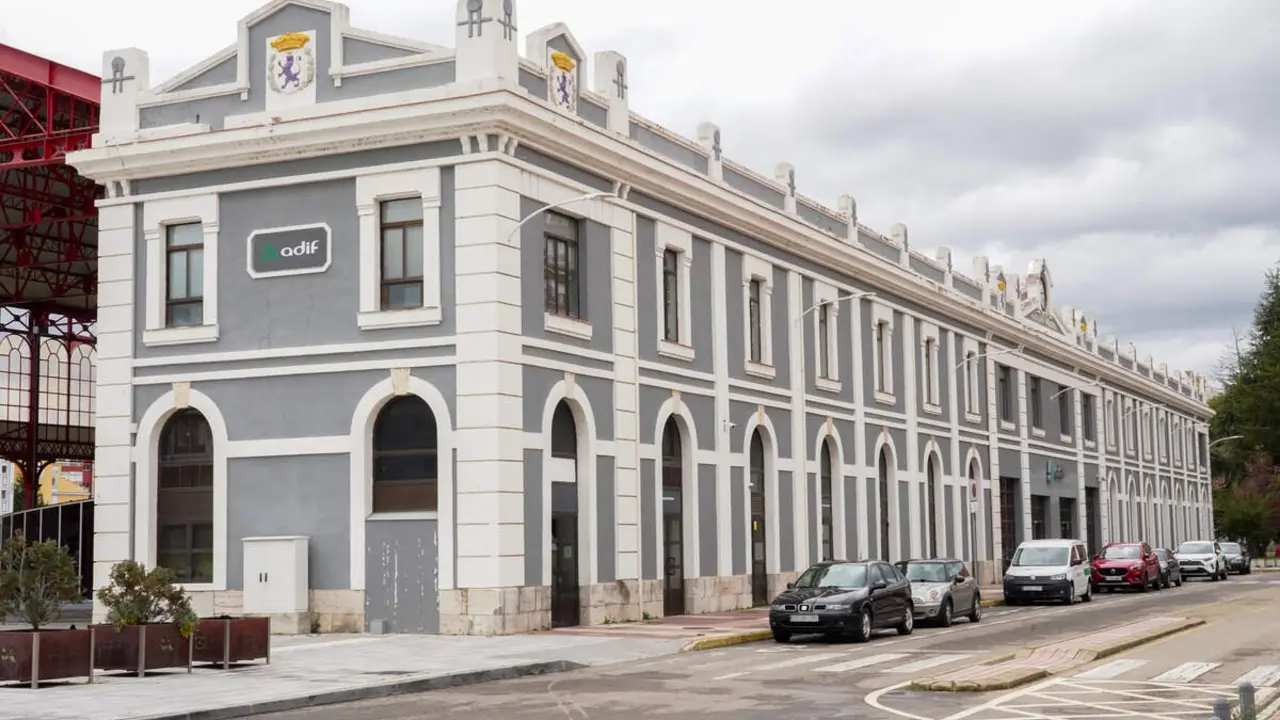 Fachada de la antigua estaci&oacute;n de Adif de Le&oacute;n