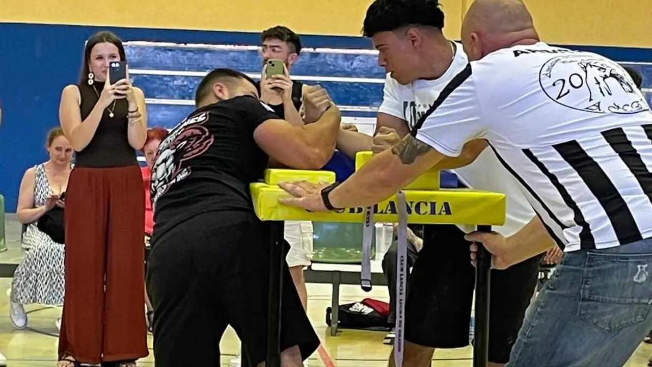 El Estadio Hisp&aacute;nico de Le&oacute;n fue escenario de la vig&eacute;simo sexta edici&oacute;n del Torneo Ciudad de Le&oacute;n de pulsos, una cita ya consolidada en el calendario nacional de la lucha de brazos que reuni&oacute; a 30 competidores procedentes del norte de Espa&ntilde;a y de varios pa&iacute;ses europeos y americanos, en una jornada marcada por la intensidad deportiva y la presencia internacional.
