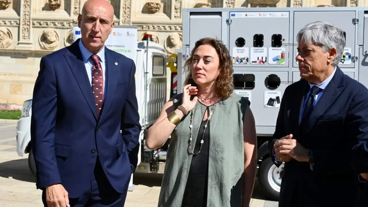La consejera de Medio Ambiente y Energ&iacute;a, Mar&iacute;a Gonz&aacute;lez Corral, asiste al acto de entrega de puntos limpios m&oacute;viles a los ayuntamientos de Le&oacute;n, San Andr&eacute;s del Rabanedo y Valverde de la Virgen, adem&aacute;s de a la Diputaci&oacute;n de Le&oacute;n