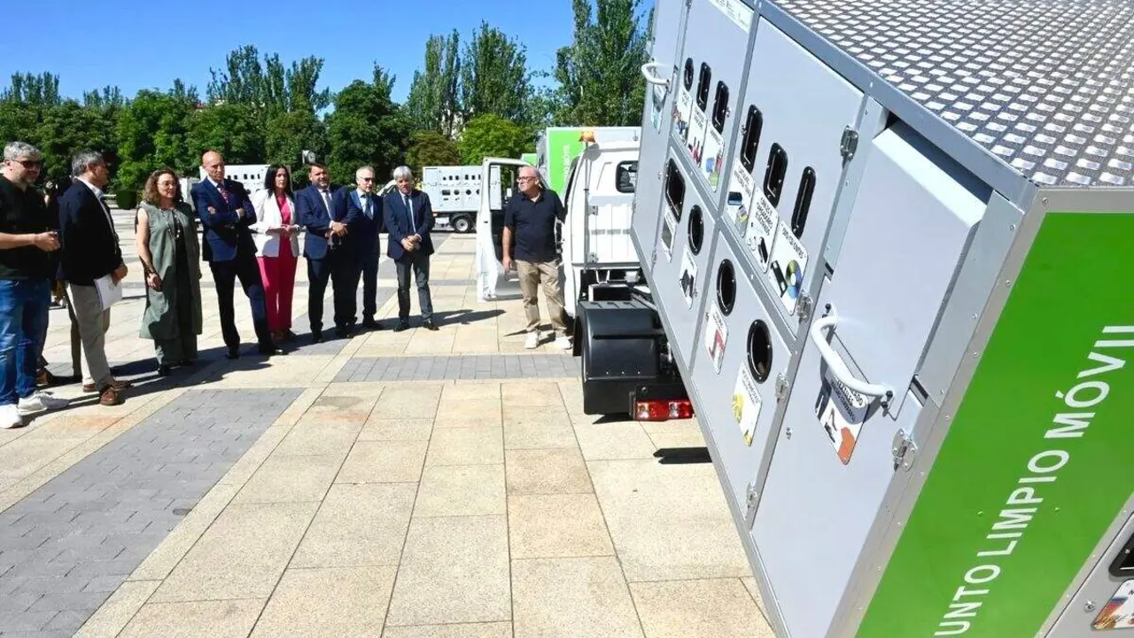 La consejera de Medio Ambiente y Energ&iacute;a, Mar&iacute;a Gonz&aacute;lez Corral, asiste al acto de entrega de puntos limpios m&oacute;viles a los ayuntamientos de Le&oacute;n, San Andr&eacute;s del Rabanedo y Valverde de la Virgen, adem&aacute;s de a la Diputaci&oacute;n de Le&oacute;n