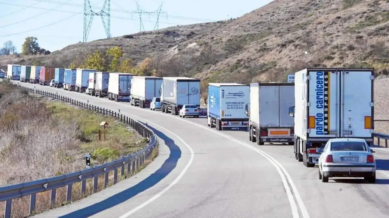 Tr&aacute;fico de camiones de mercanc&iacute;as por una carretera de la provincia.
