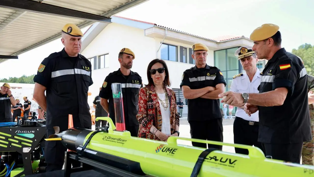 La ministra de Defensa, le leonesa Margarita Robles, visit&oacute; este martes el Quinto Batall&oacute;n de Intervenci&oacute;n en Emergencias de la UME y la Unidad de Drones de la Unidad Militar de Emergencias (Udrume). Fotos: Campillo.