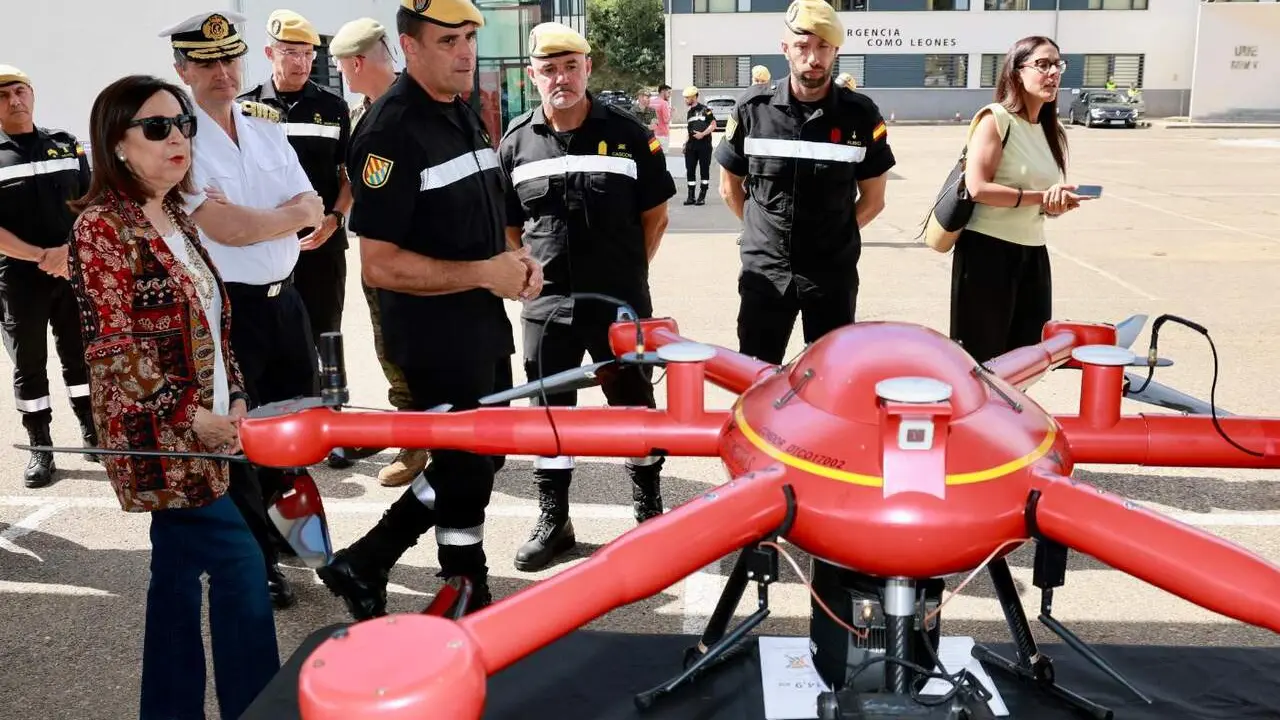 La ministra Margarita Robles visit&oacute; este martes el batall&oacute;n&nbsp;BIEM V&nbsp;de Le&oacute;n, que cuenta con 520 militares para cubrir posibles emergencias por incendios en Castilla y Le&oacute;n, Galicia, Cantabria y el Principado de Asturias. Foto: Campillo.