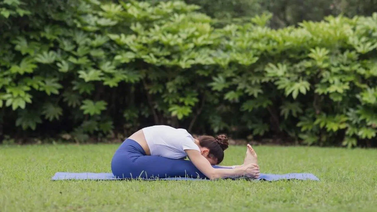 iMAGEN DE UNA CHICA HACIENDO YOGA AL AIRE LIBRE