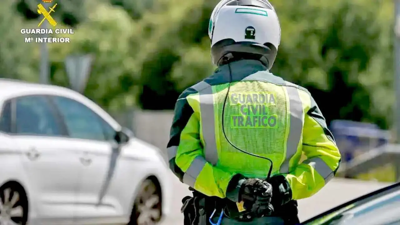 Efectivos de la Guardia Civil de Tr&aacute;fico durante un control.