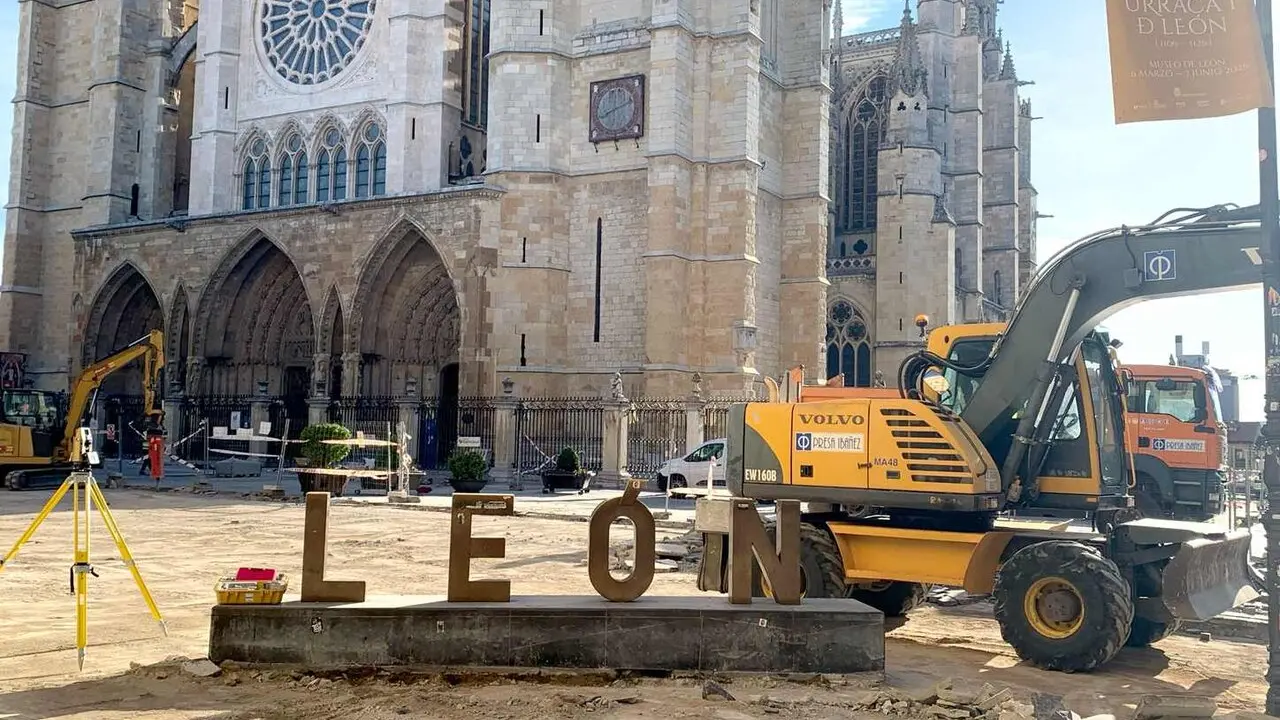 Las obras de renovaci&oacute;n del entorno de la Catedral de Le&oacute;n avanzan por delante de las previsiones iniciales y permiten anticipar parte del calendario dise&ntilde;ado para ejecutar el proyecto sin interrumpir el tr&aacute;nsito peatonal.