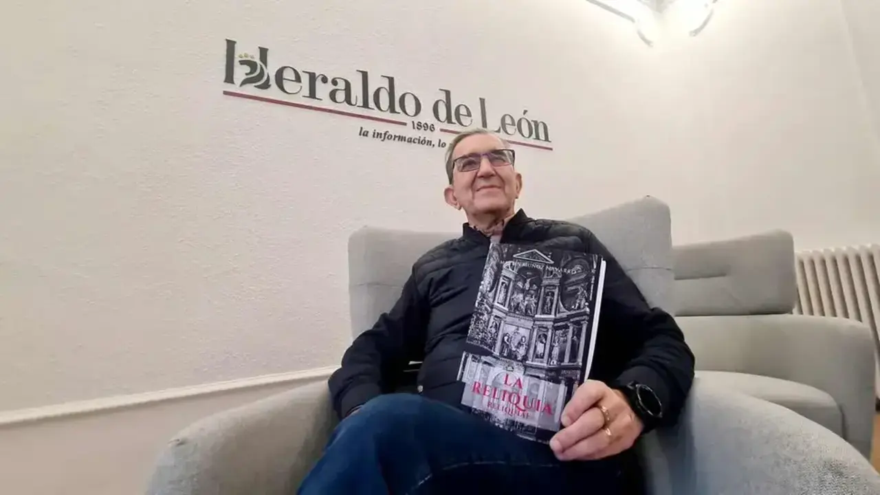 Mart&iacute;n Mu&ntilde;oz con su novela La Reliquia.