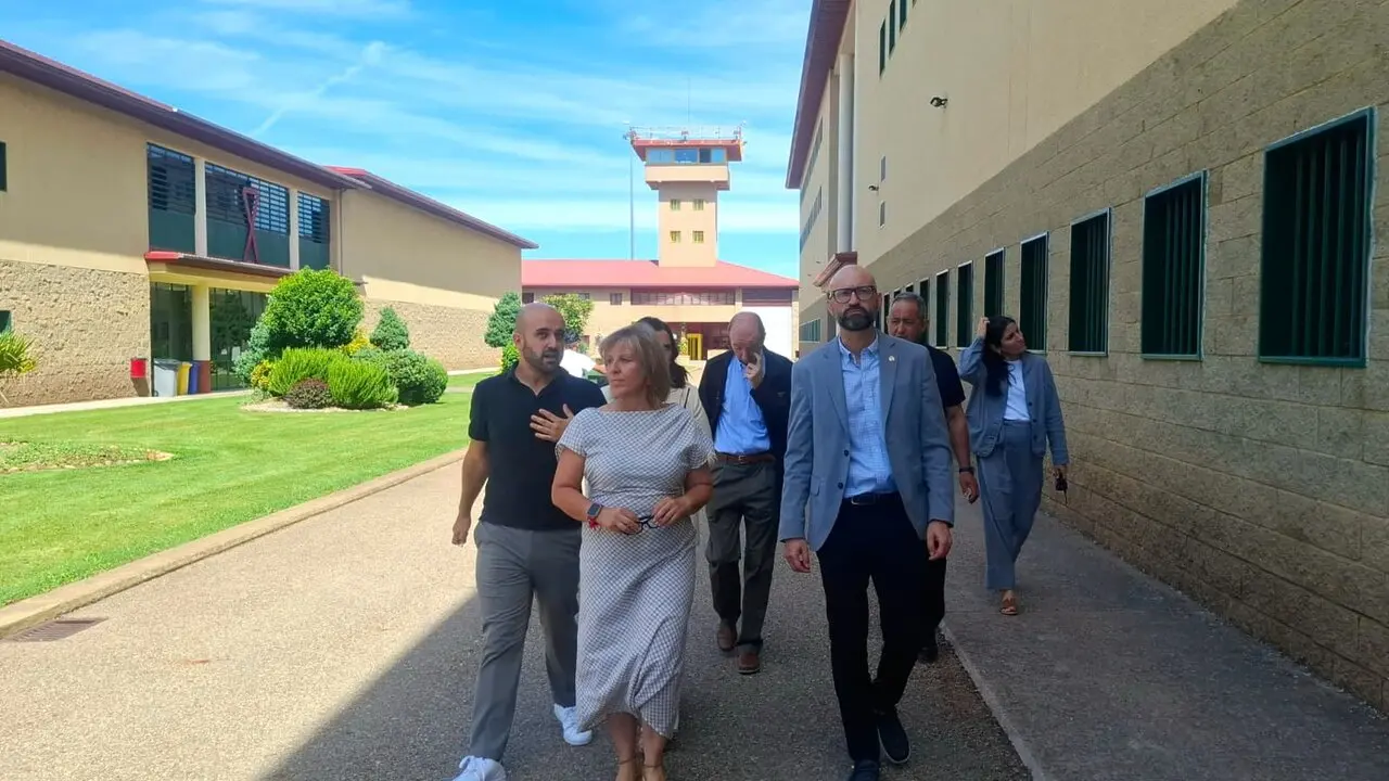El subdelegado del Gobierno, H&eacute;ctor Alaiz,&nbsp;visit&oacute;&nbsp;el recinto ubicado en Mansilla de las Mulas, donde abog&oacute; por fortalecer los programas de formaci&oacute;n para impulsar la reinserci&oacute;n social de los internos. Foto: Subdelegaci&oacute;n del Gobierno.
