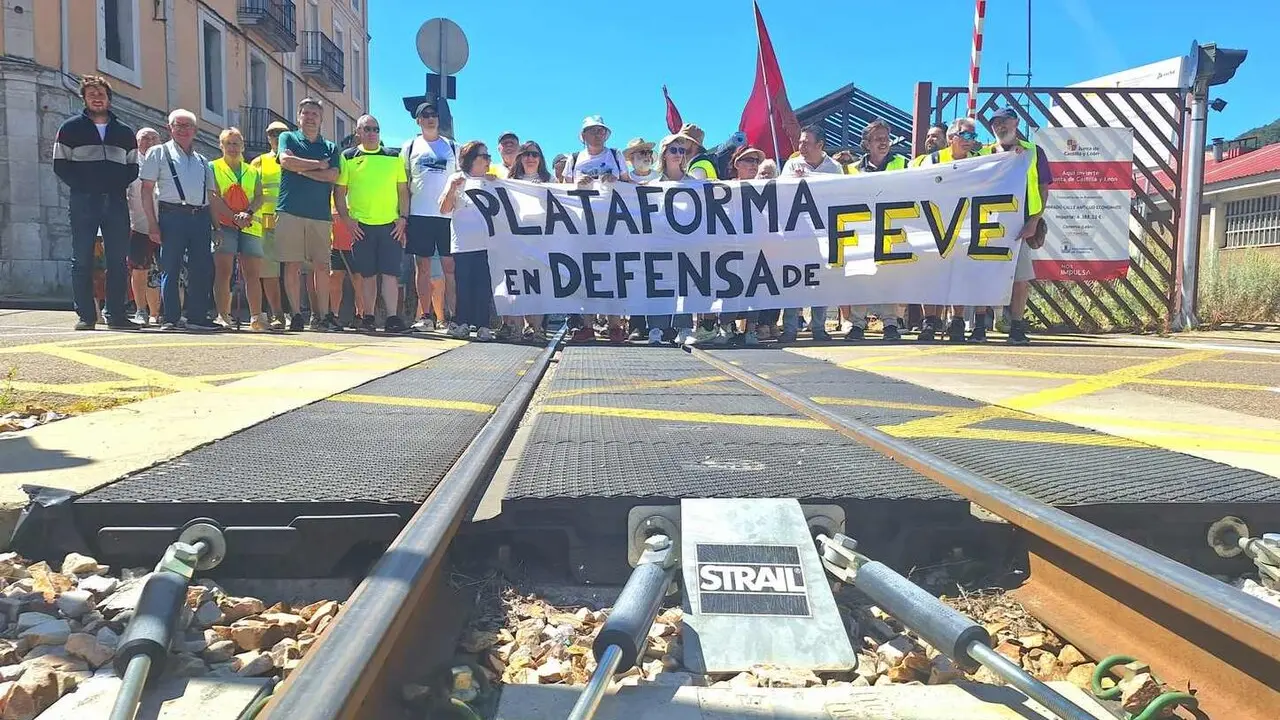 Cerca de medio centenar de participantes reanudan el recorrido entre Puente Almuhey y Cistierna para reclamar la recuperaci&oacute;n de la estaci&oacute;n de Matallana y mejoras en el ferrocarril de v&iacute;a estrecha; en la imagen, los participantes a su llegada a Cistierna.