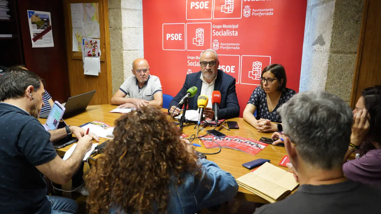 El portavoz del PSOE de Ponferrada, Olegario Ram&oacute;n, durante su comparecencia para valorar los tres a&ntilde;os de gobierno de PP y Coalici&oacute;n por el Bierzo en la capital berciana