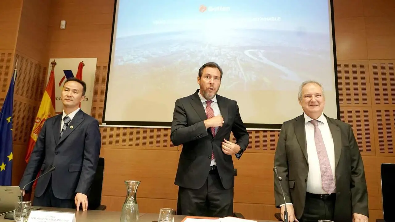 El ministro de Transportes y Movilidad Sostenible, &Oacute;scar Puente, y el de Industria y Turismo, Jordi Hereu, junto con el presidente ejecutivo de Gotion, Steven Cai, comparecen ante los medios de comunicaci&oacute;n para presentar el proyecto del fabricante de bater&iacute;as en Valladolid.