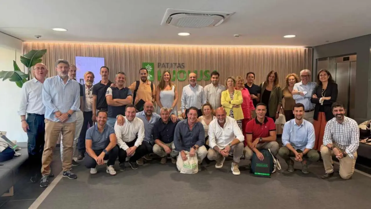 Foto de familia realizada durante la visita a las instalaciones de Hijolusa.