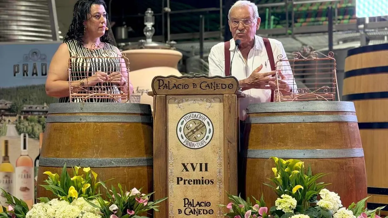 Penoselo, Tejedo, Barjas y Vega de Valcarce lideran los Premios Palacio de Canedo. La Fundaci&oacute;n Prada A Tope reparte 31.000 euros, un 48 % m&aacute;s que el pasado a&ntilde;o, para reconocer proyectos de recuperaci&oacute;n del patrimonio rural y las iniciativas vecinales que mantienen vivos los pueblos de la comarca berciana.
