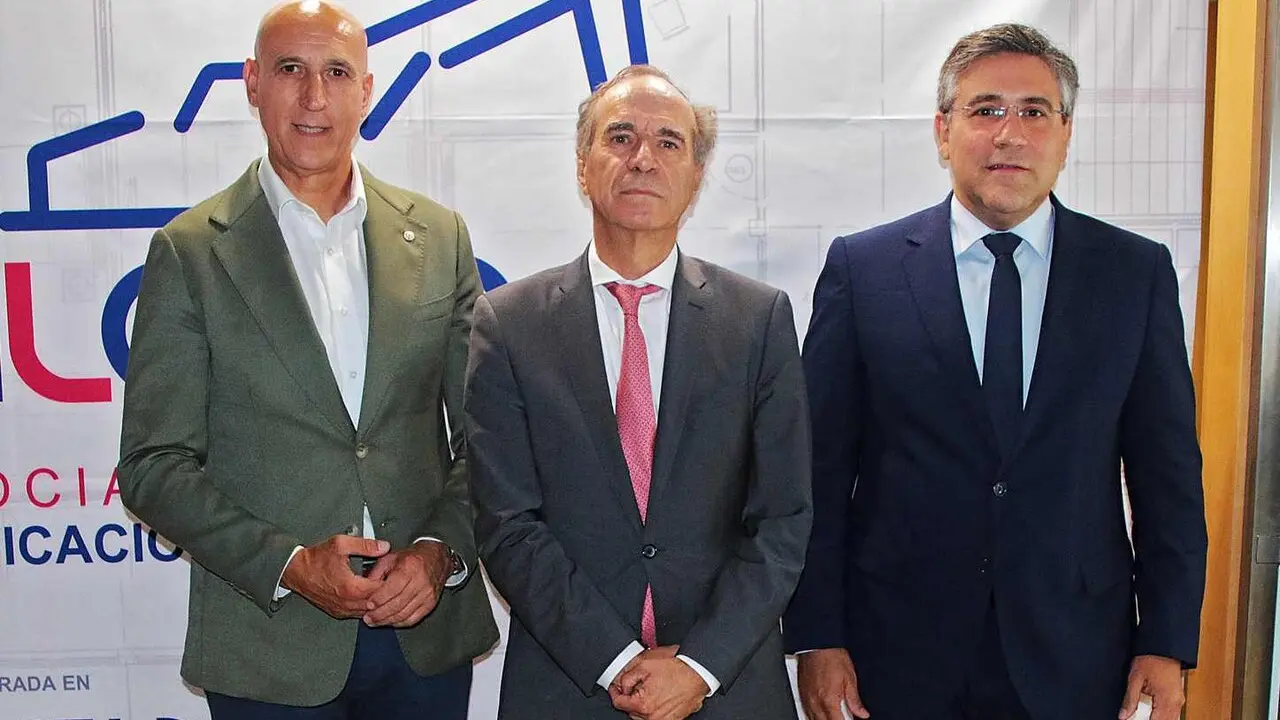 La Asociaci&oacute;n Leonesa de Edificaci&oacute;n y Obra P&uacute;blica (Aleop) celebra su Asamblea General Anual, con la asistencia del presidente de la Confederaci&oacute;n Nacional de la Construcci&oacute;n (CNC), Pedro Fern&aacute;ndez Al&eacute;n, el presidente de la FELE, Juan M&ordf; Vallejo y el alcalde, Jos&eacute; Antonio D&iacute;ez. Fotos: Peio Garc&iacute;a