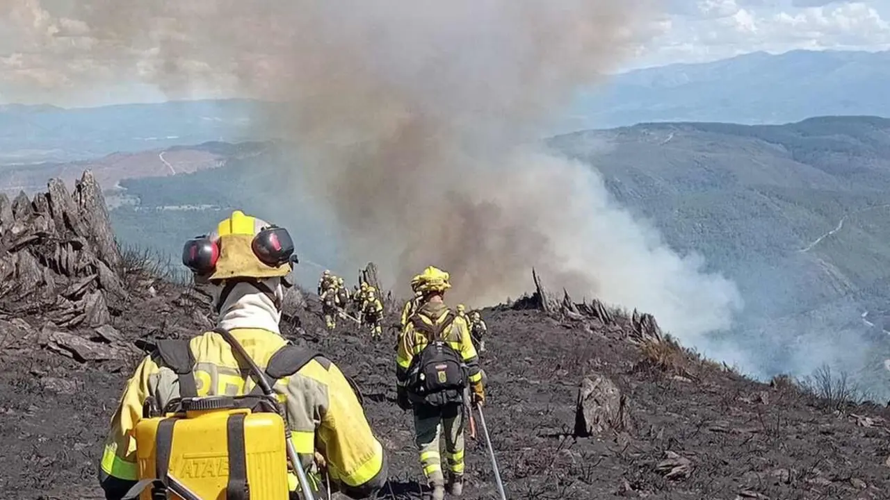 Brigadistas, durante la intervenci&oacute;n en un incendio.
