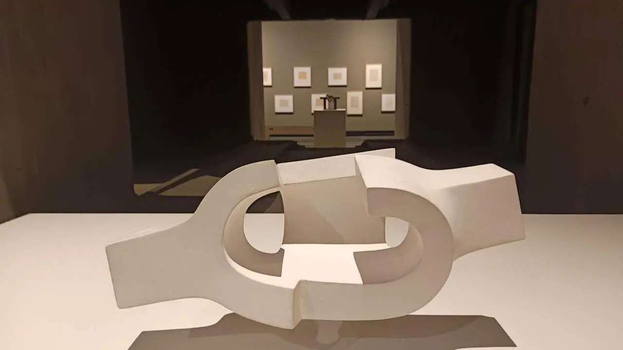La T&eacute;rmica Cultural re&uacute;ne 125 piezas de escultor vasco en la exposici&oacute;n 'Eduardo Chillida. Pensar con las manos', que&nbsp;estar&aacute; abierta hasta el 10 de enero de 2027 y que vuelve a convertir al espacio expositivo berciano en un referente nacional.