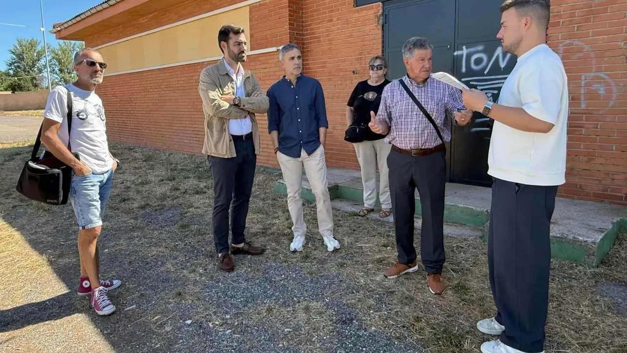 David Fern&aacute;ndez y el ped&aacute;neo Jos&eacute; Luis Moreno exigen al Ayuntamiento de Le&oacute;n un plan de actuaciones para una pedan&iacute;a de m&aacute;s de 5.000 habitantes y reclaman mejoras en limpieza, zonas verdes e instalaciones deportivas.