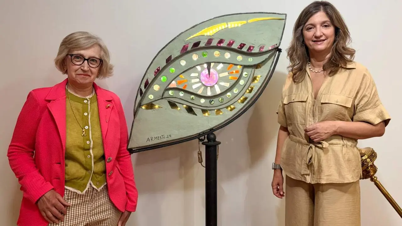 Mar&iacute;a Jes&uacute;s Garc&iacute;a Armesto dona a la Universidad de Le&oacute;n &lsquo;Oculus Draconi&rsquo;s, una escultura con forma de ojo de drag&oacute;n que homenajea al arquitecto catal&aacute;n.