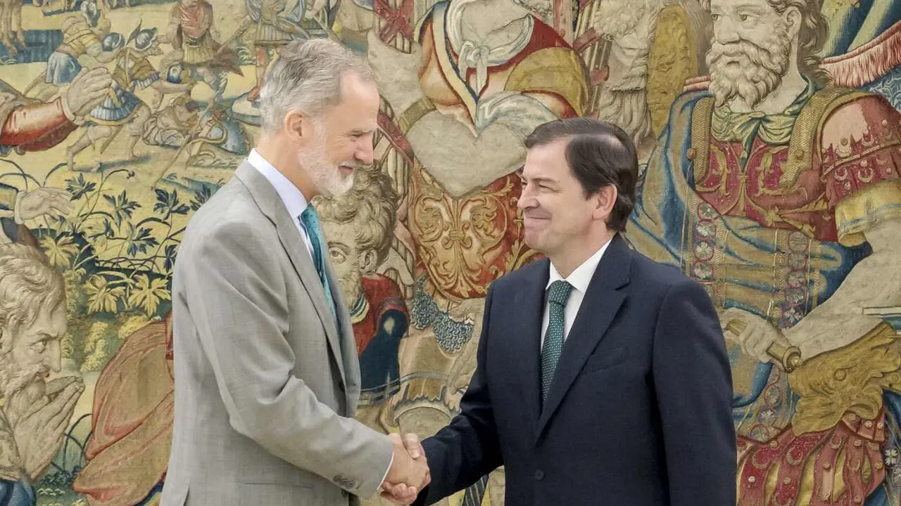 El presidente de la Junta, Alfonso Fern&aacute;ndez Ma&ntilde;ueco, saluda al rey Felipe VI durante la recepci&oacute;n oficial.