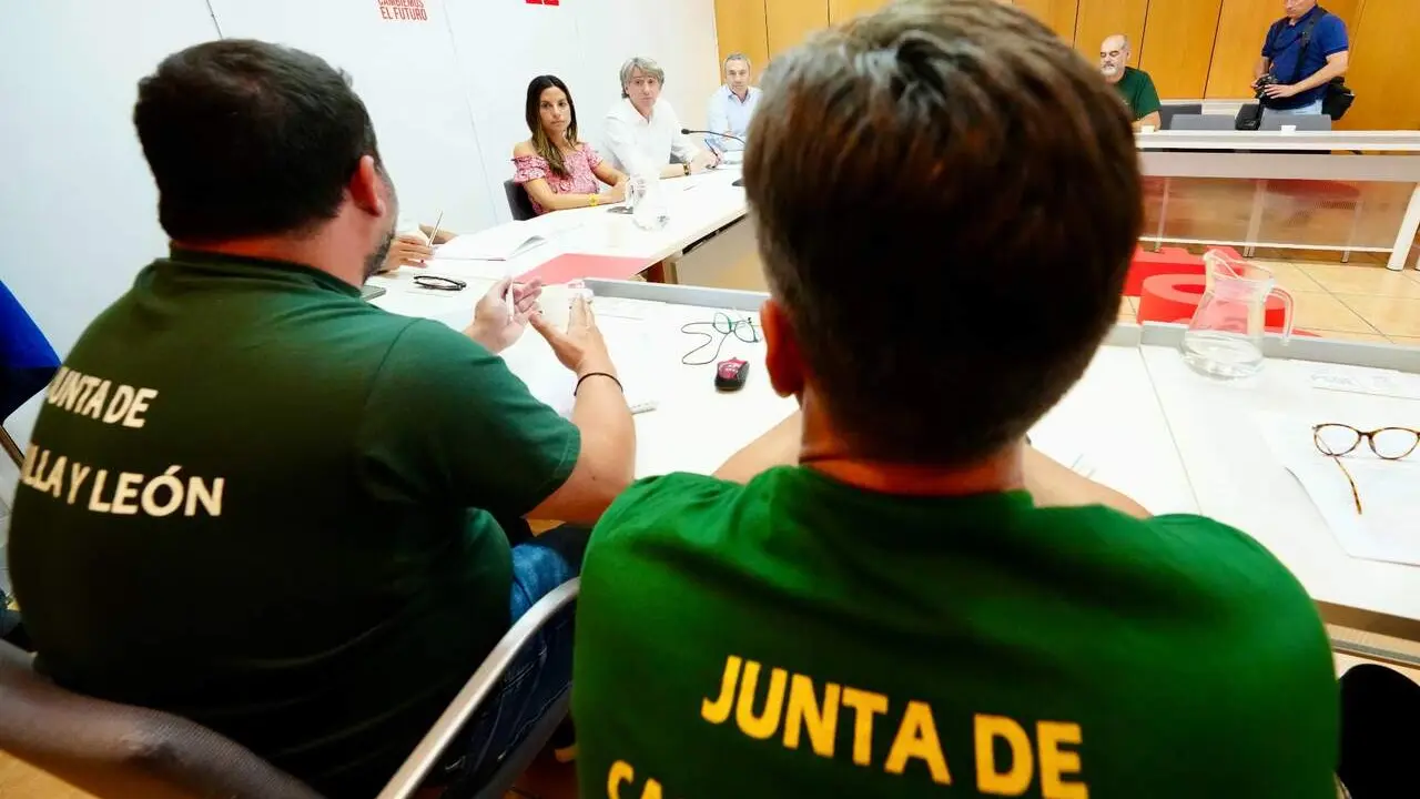 El secretario general del PSCyL, Carlos Mart&iacute;nez, comparece ante la prensa tras mantener una reuni&oacute;n de trabajo con sindicatos de agentes forestales.