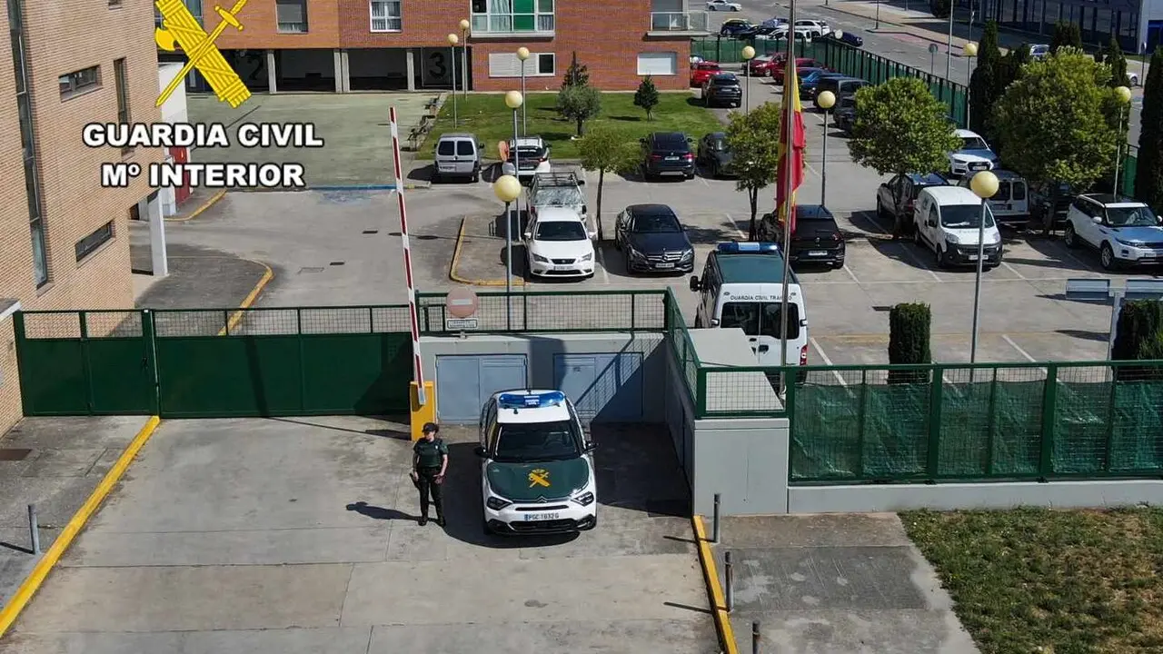 Efectivos de la Guardia Civil, momentos antes de realizar el traslado del detenido.