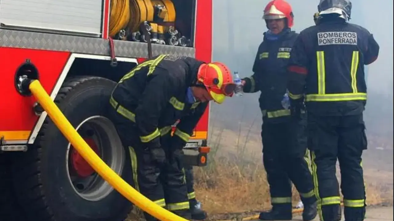Bomberos Ponferrada durante una intervenci&oacute;n.