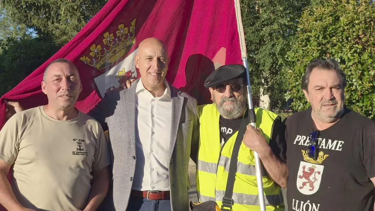 El alcalde de Le&oacute;n, Jos&eacute; Antonio Diez, traslad&oacute; este viernes hasta Bo&ntilde;ar su defensa del ferrocarril de v&iacute;a estrecha y su rechazo frontal al proyecto que contempla tapar o enterrar la traza urbana de Feve para facilitar el paso de autobuses el&eacute;ctricos hacia el centro de la ciudad.