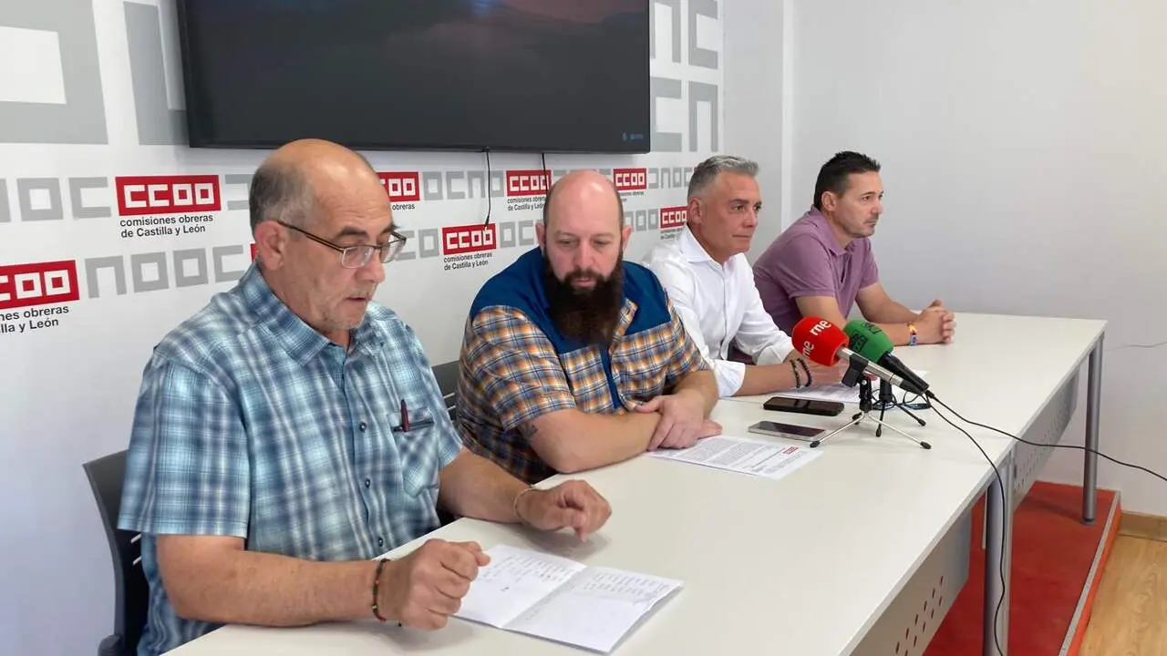Los responsables auton&oacute;micos del transporte por carretera de CCOO y UGT, Luis Alberto Villares y Juan Antonio Mart&iacute;nez, comparecen para hablar del convenio colectivo de transporte interurbano de Le&oacute;n y del impacto de las subvenciones vinculadas al sistema Buscyl. Foto: Peio Garc&iacute;a.