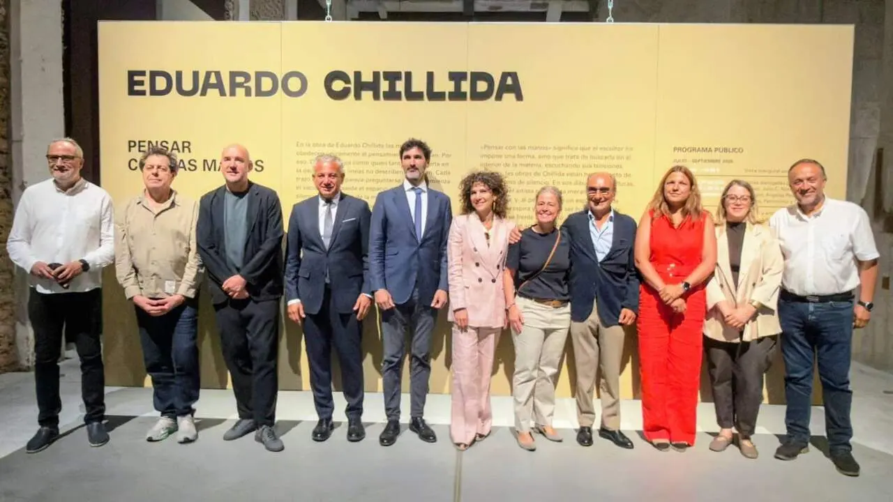 Foto de familia de las autoridades en la inauguraci&oacute;n de la exposici&oacute;n de Chillida en La T&eacute;rmica Cultura, sin presencia del PP. Foto: DipuLe&oacute;n.