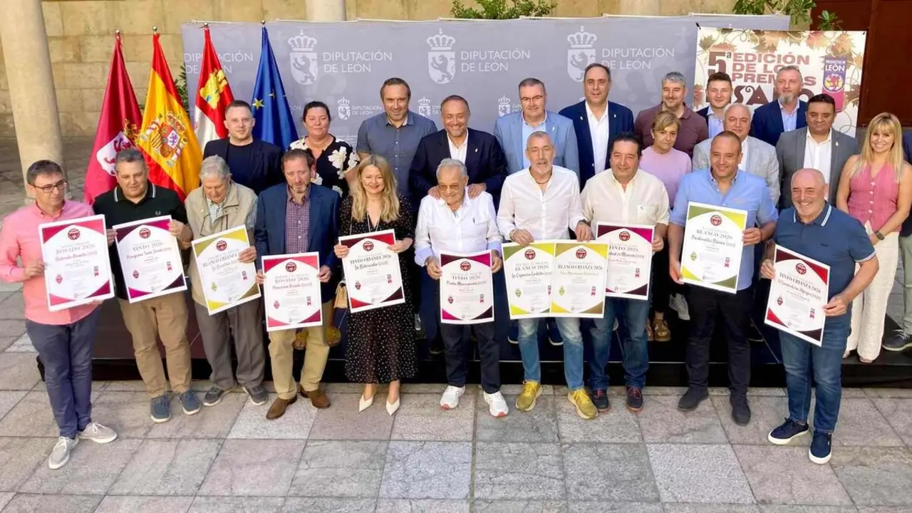 El presidente de la Diputaci&oacute;n de Le&oacute;n, Gerardo &Aacute;lvarez Courel, y el vicepresidente у responsable del &aacute;rea de Productos de Le&oacute;n, Roberto Aller, encabezan la entrega de los V Premios Pisado. Fotos: Peio Garc&iacute;a | Diputaci&oacute;n