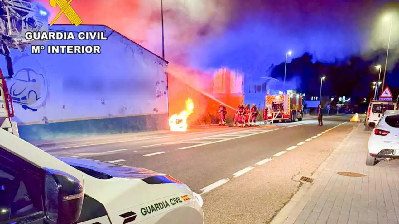 Efectivos de Bomberos y de la Guardia Civil durante el incendio del taller.