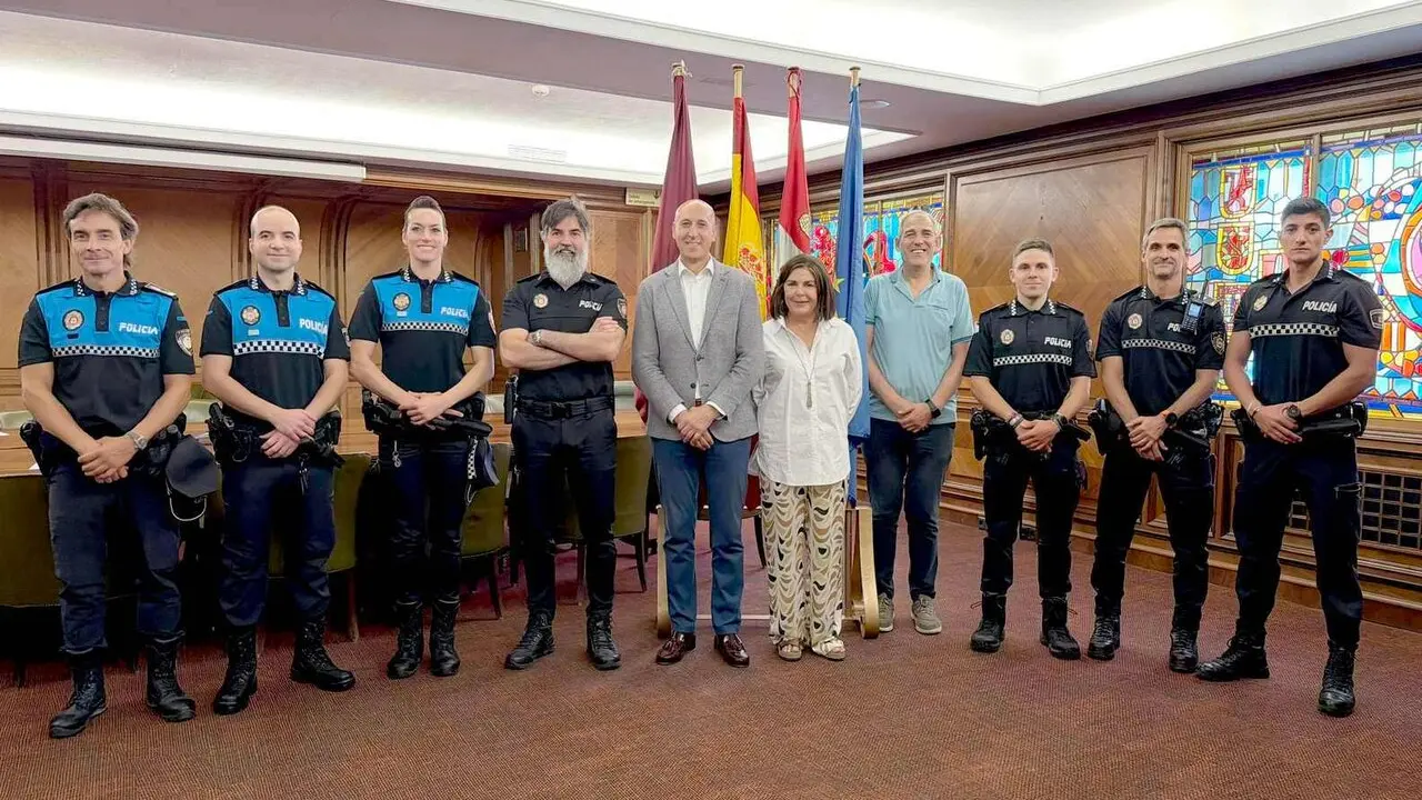 Los nuevos oficiales, junto al alcalde de Le&oacute;n y el intendente jefe, tras su toma de posesi&oacute;n.