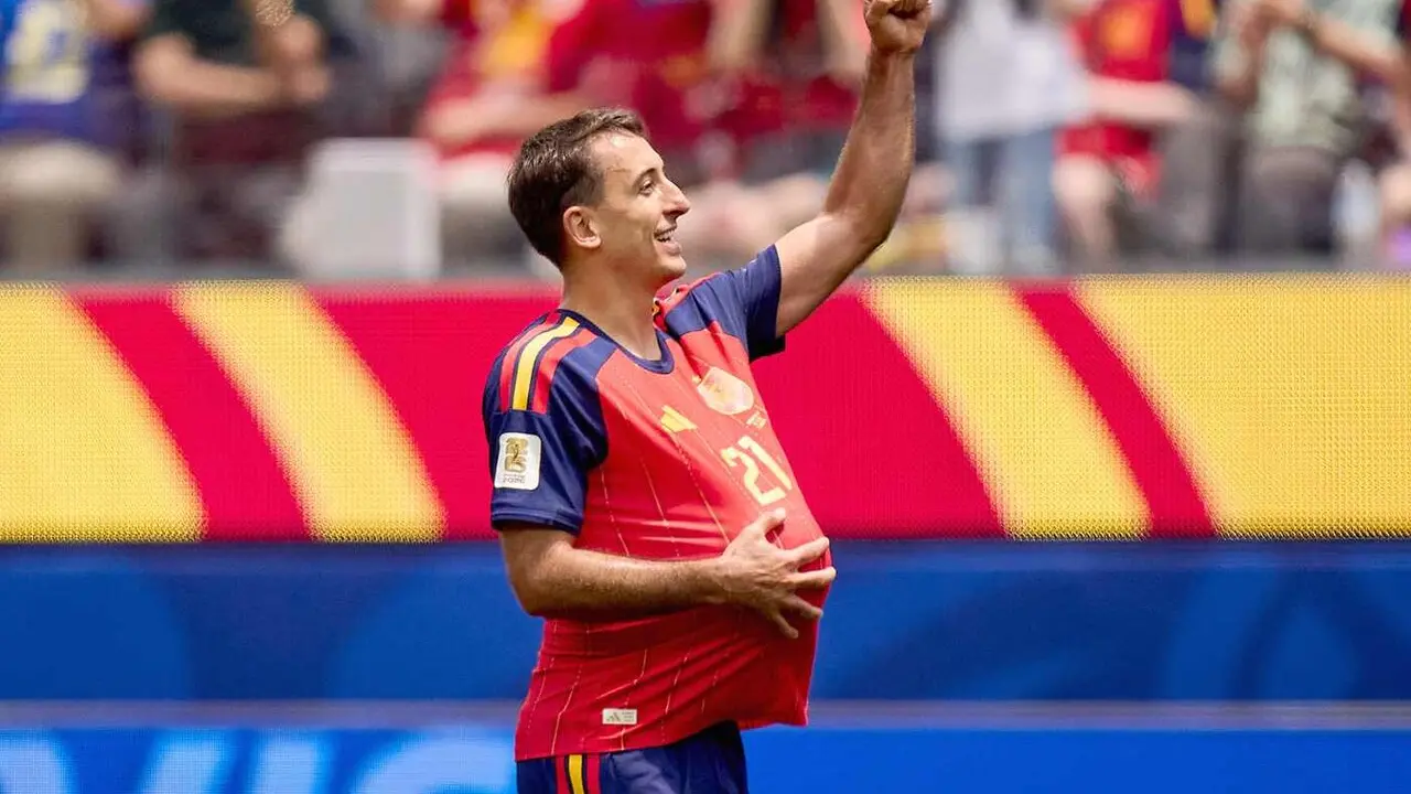 Oyarz&aacute;bal celebra la victoria de Espa&ntilde;a a la conclusi&oacute;n del encuentro ante Australia.