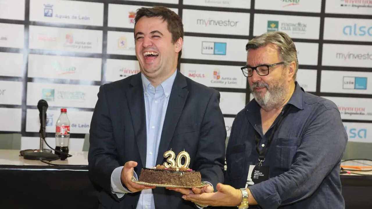 Jaime Santos recibe por sorpresa de manos de Marcelino Si&oacute;n una tarta para celebrar su 30 cumplea&ntilde;os.