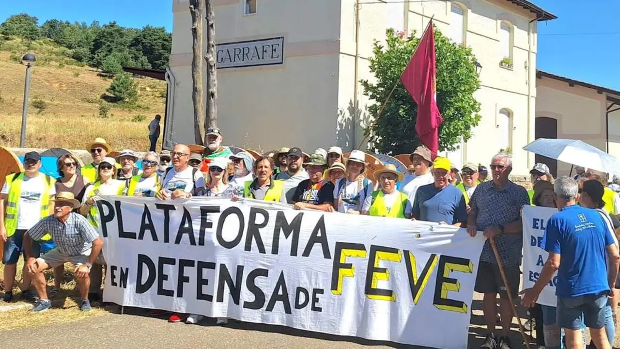 Los participantes en la marcha en defensa de Feve, este s&aacute;bado a su llegada a Garrafe de Tor&iacute;o.