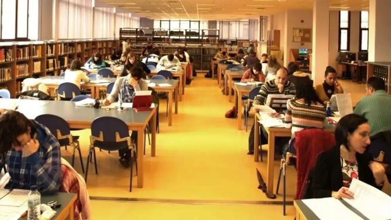 Imagen de archivo de la Biblioteca p&uacute;blica de Le&oacute;n.