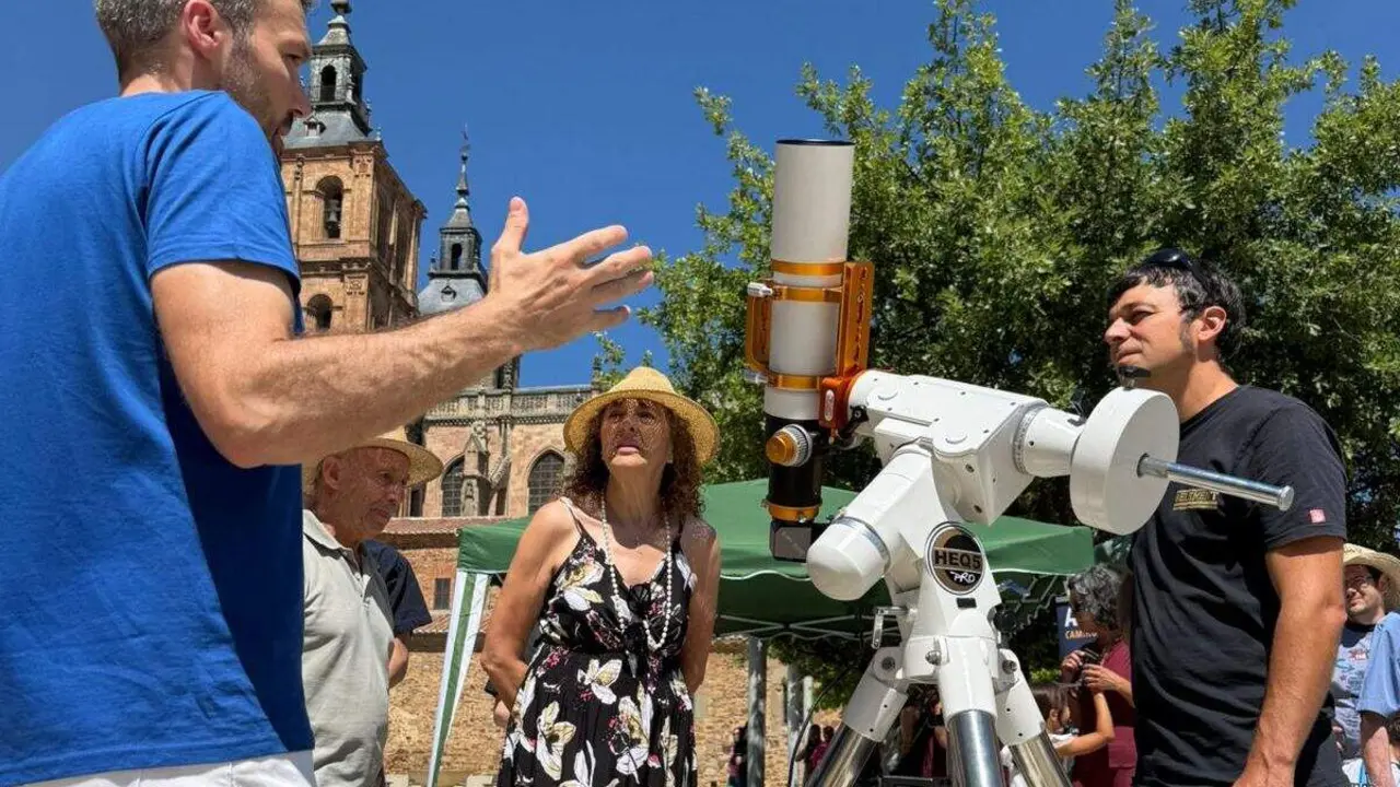 La primera jornada de 'Camino al Eclipse' permiti&oacute; disfrutar de una experiencia &uacute;nica de observaci&oacute;n y divulgaci&oacute;n astron&oacute;mica en la capital maragata. Foto: Ayto. Astorga.