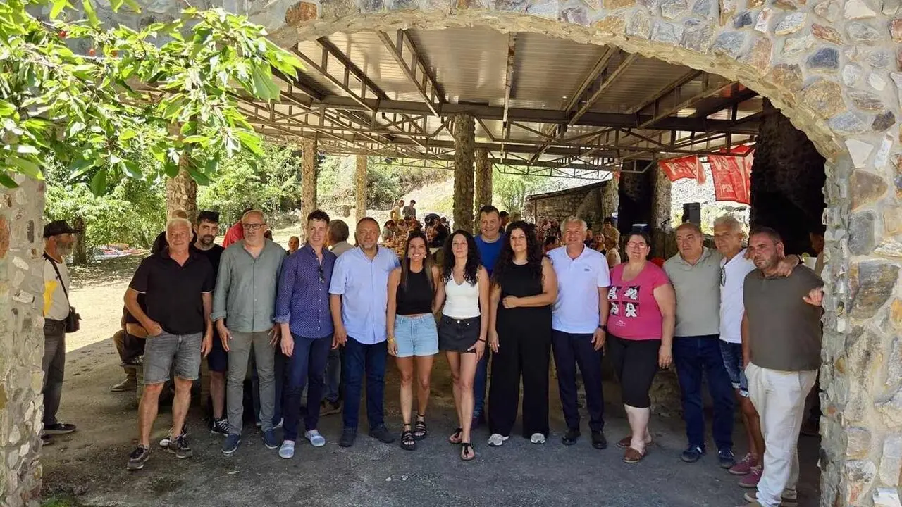 La Agrupaci&oacute;n Socialista de P&aacute;ramo del Sil ha celebrado este s&aacute;bado la 29.&ordf; edici&oacute;n del S&aacute;bado Rojo, una cita ya consolidada en el calendario del PSOE leon&eacute;s que ha congregado a militantes, simpatizantes, representantes institucionales y vecinos en el merendero del Puente Blanco, junto a la carretera de Salentinos.