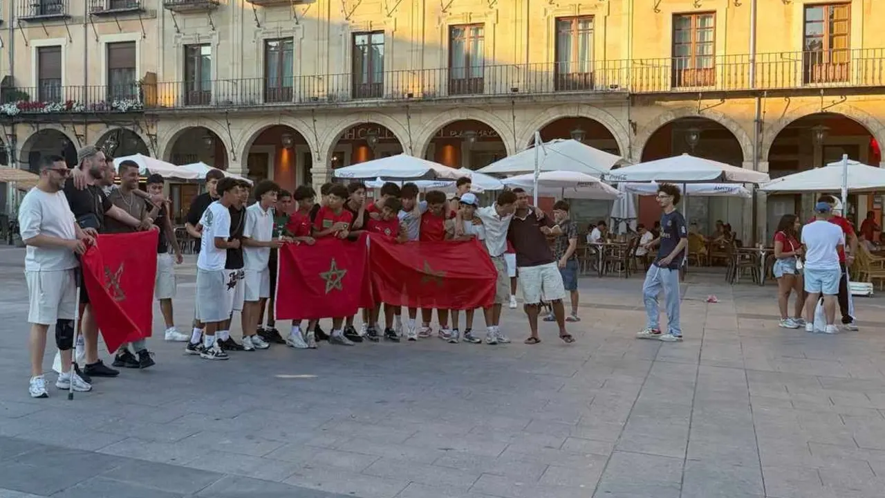 J&oacute;venes marroqu&iacute;es celebran en la Plaza Mayor de Le&oacute;n este s&aacute;bado la victoria de su selecci&oacute;n.