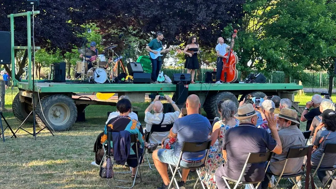 Rosario Granell llena Vega de los &Aacute;rboles en el arranque del Festival de Jazz | La primera jornada de Jazz y+ congrega a numeroso p&uacute;blico en el Parque de la Era, supera el intenso calor y abre un ciclo que continuar&aacute; en las pr&oacute;ximas semanas con nuevas actuaciones y su vertiente solidaria.