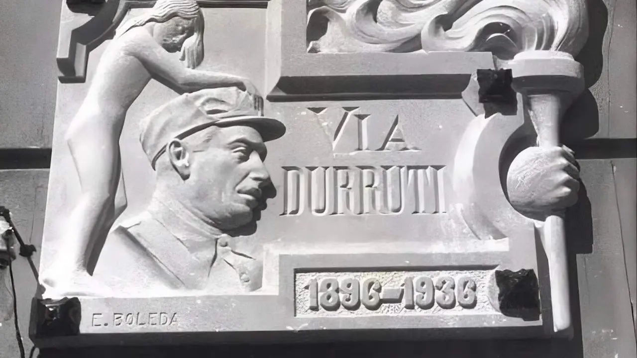 Placa de m&aacute;rmol de la V&iacute;a Durruti en Barcelona.