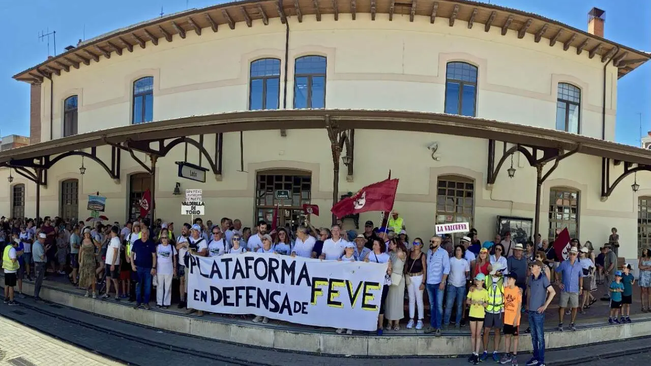 &Uacute;ltima etapa de la marcha reivindicativa de la Plataforma en Defensa de Feve de Le&oacute;n, desde Garrafe de Tor&iacute;o hasta la capital, con final en la Estaci&oacute;n de Matallana. Foto: Peio Garc&iacute;a