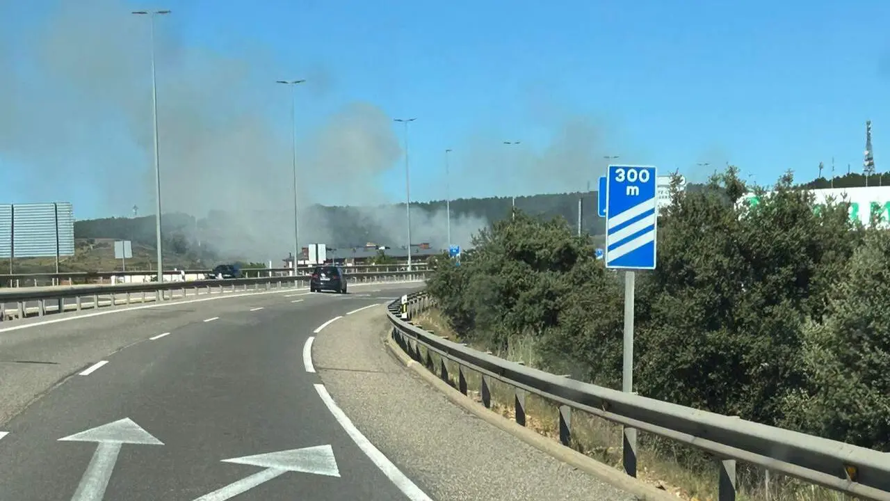 Los Bomberos de Le&oacute;n extinguen un fuego en un solar de La Lastra.