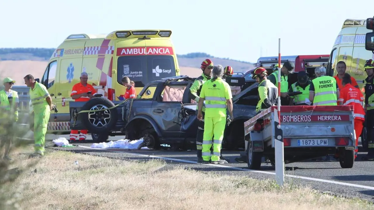 Cuatro fallecidos de una familia y una ni&ntilde;a herida muy grave en un accidente en la A-67, en Herrera de Pisuerga (Palencia) La principal hip&oacute;tesis sobre la causa del siniestro es una posible somnolencia del conductor. Foto: Br&aacute;gimo.