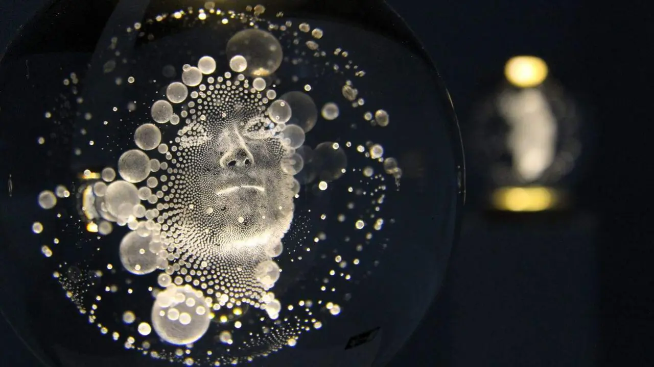Esferas de cristal de Mari&ntilde;a N&uacute;&ntilde;ez