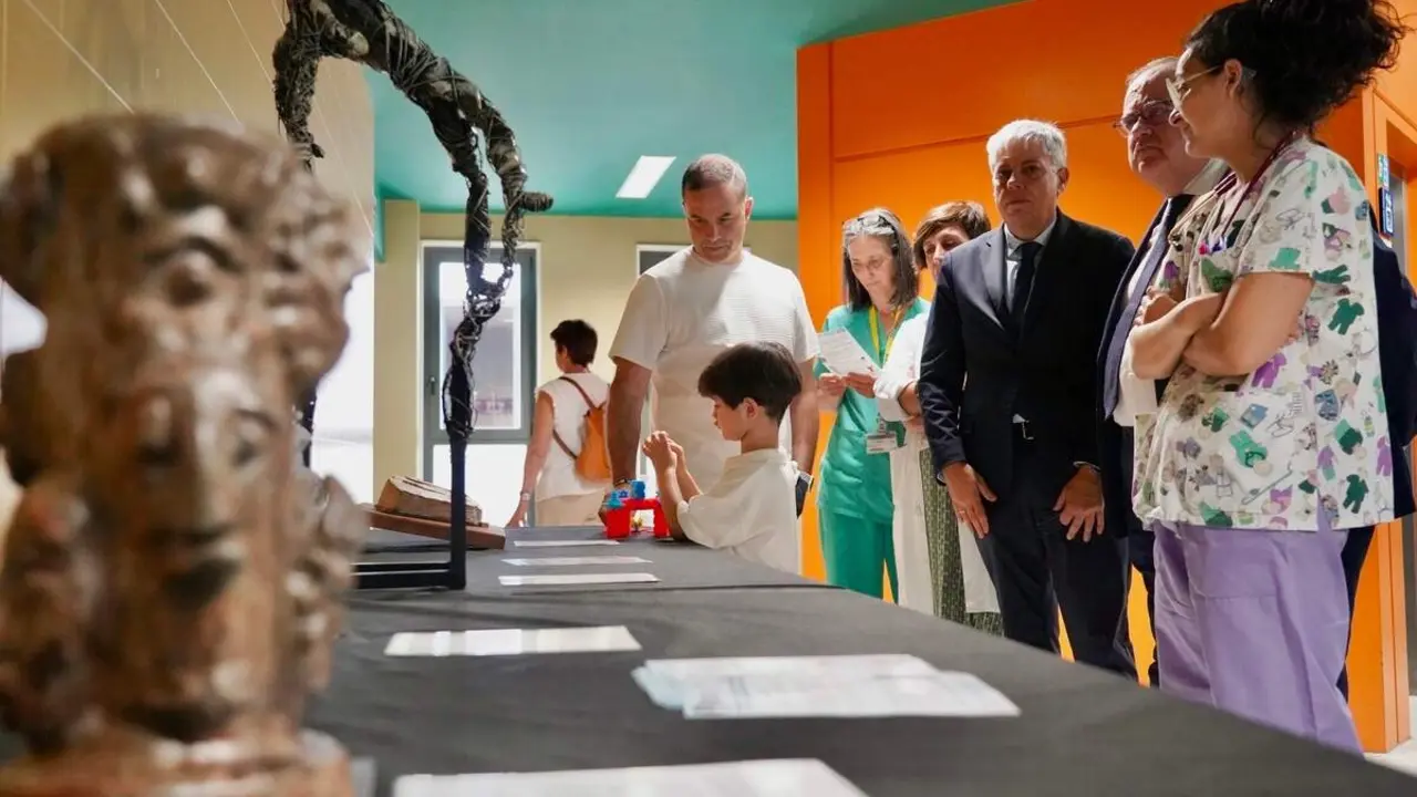 El consejero de Sanidad y Bienestar Social, Alejandro V&aacute;zquez Ramos, inaugura la exposici&oacute;n &lsquo;Por dos pulgares de nada&rsquo;