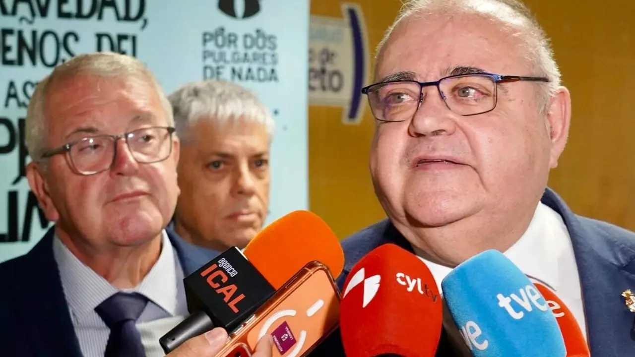El consejero de Sanidad y Bienestar Social, Alejandro V&aacute;zquez Ramos, inaugura la exposici&oacute;n &lsquo;Por dos pulgares de nada&rsquo;